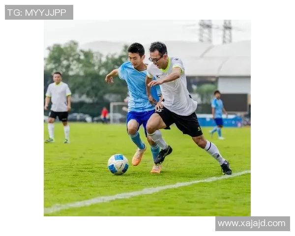 足球巨星同框合影精彩瞬间回顾展现友谊与竞技精神的完美结合