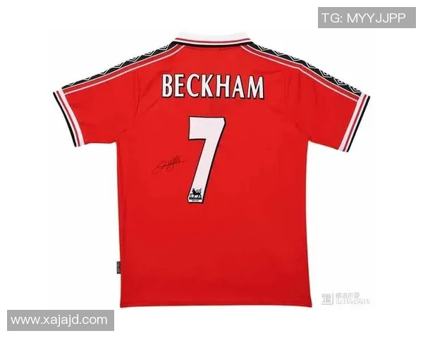 足球明星温情时刻赠送小球童亲笔签名球衣感动全场