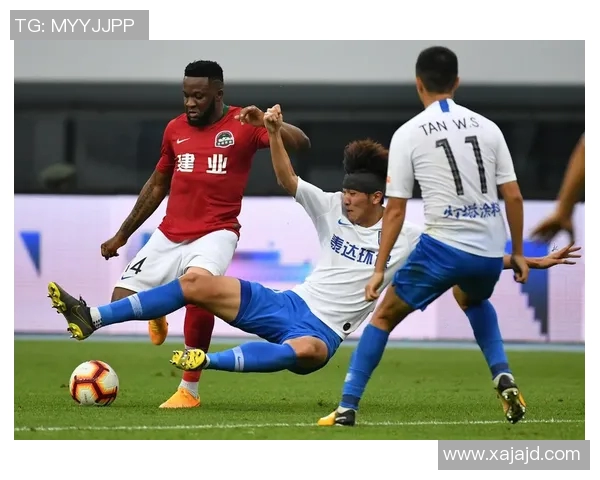 建业队迎战天津泰达全力争胜展现球队实力与斗志